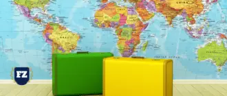 два чемодана зеленый и желтый на фоне карты мира гл