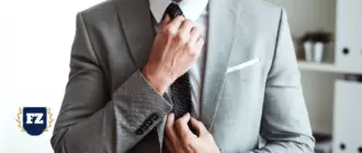 серый костюм галстук в точку гл