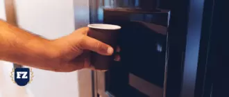 рука с кофе стаканчиком кофейный аппарат для бизнеса