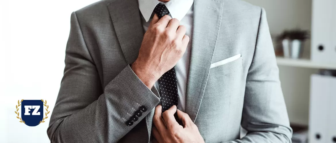 серый костюм галстук в точку гл