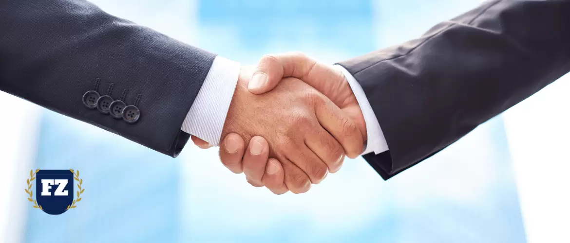 Сущность маркетинга партнерских отношений рукопожатие на голубом фоне гл